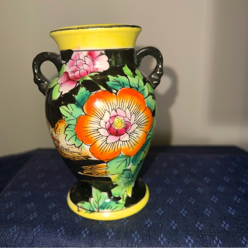 Beautiful Gold Castle Floral Vase JAPAN Black Background 5" GOLDCASTLE